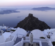 SANTORINI – OCHUTNEJ A ZPÍVEJ BÍLOMODŘE