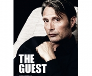 Charismatický dánský herec Mads Mikkelsen září v krátkých filmech o designovém nábytku BoConcept