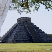 CHITCHEN ITZÁ - EL CASTILLO - CHRÁM OPEŘENÉHO HADA