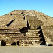 TEOTIHUACAN - PYRAMIDA MĚSÍCE