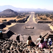 TEOTIHUACAN - POHLED Z PYRAMIDY MĚSÍCE NA CESTU MRTVÝCH A P. SLUNCE