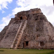 UXMAL - KOUZELNÍKOVA PYRAMIDA