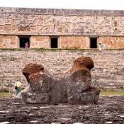 UXMAL - TRŮN DVOUHLAVÉHO JAGUÁRA - PŘED KRÁLOVSKÝM PALÁCEM