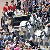 Desetitisíce lidí obklopili britské královské panství, aby na vlastní oči viděli prince Harryho a jeho vyvolenou...