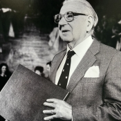 SIR NICHOLAS WINTON V PRAZE