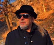 Zpěvák PETR KOLÁŘ natočil klip k písni V nebi snad ti prominou se svými syny