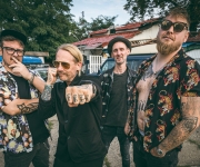 Skupina Reflections of Karma vystřelila nový singl Hold Me, Hurt Me s hostujícím Otou Váňou.