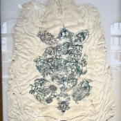 KŮŽE Z PRASÁTKA TETOVANÁ