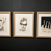 POMNÍČKY, NA NÁMĚSTÍ, 1989 - GRAFIT, OHEŇ, METAL, PLÁTKOVÉ ZLATO, KARTON